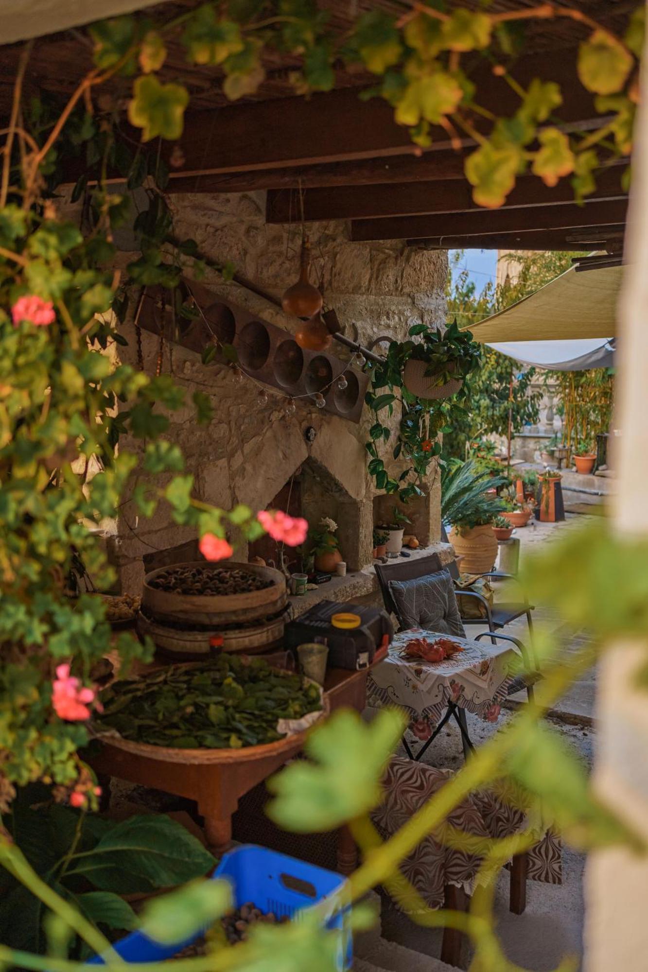 Faith'S Stone House Guest House Simou Bagian luar foto